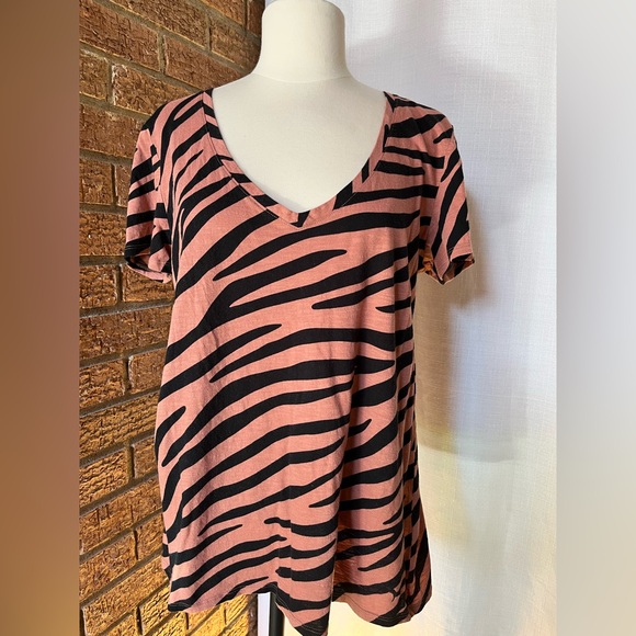 Victoria's Secret Pink V-neck short-sleeve T-shirt Salmon/black Tiger print - L - Picture 3 of 5